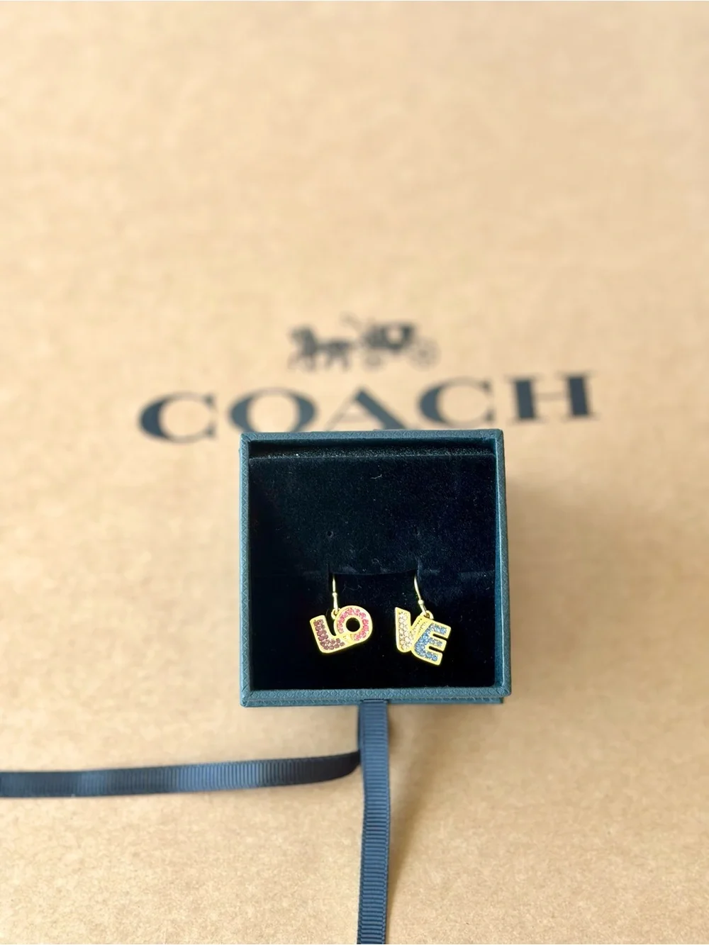 Coach Boxed LOVE Earrings NWT - Picture 5 of 8